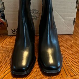 ANDRE ASSOUS BLACK LEATHER HEELED BOOTS. SIZE 7. NWT.